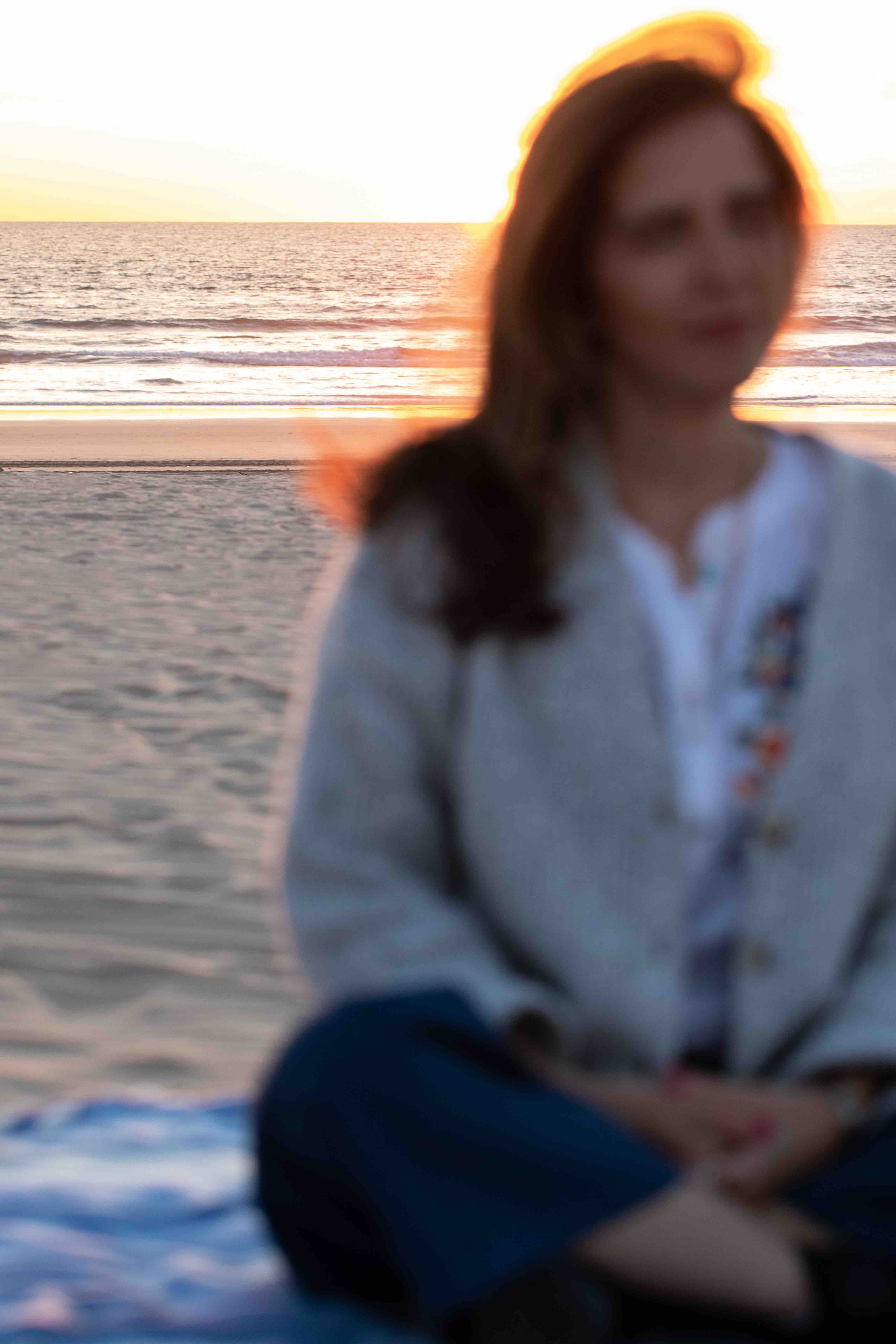 Meditação na areia na praia