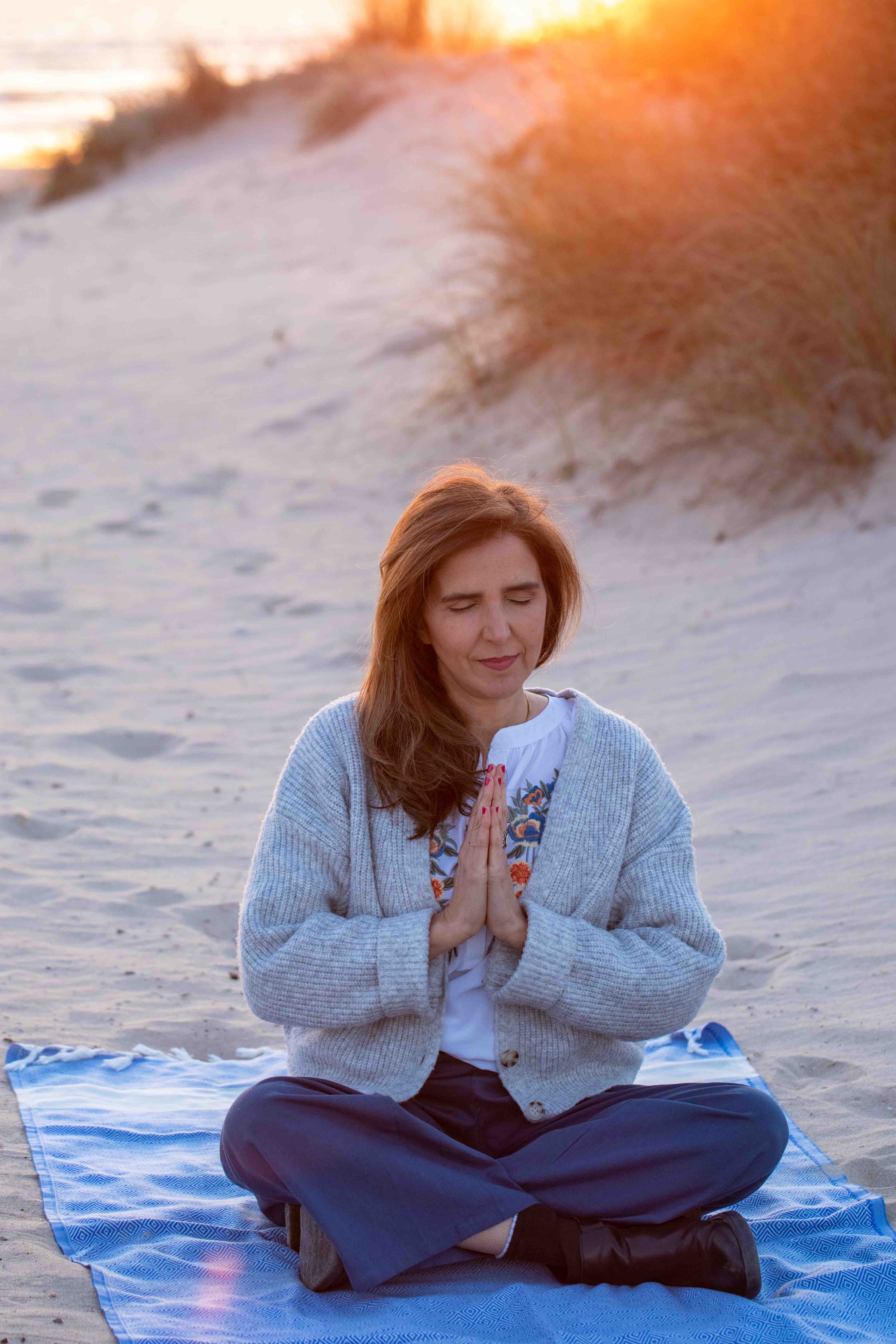 Meditação na areia na praia